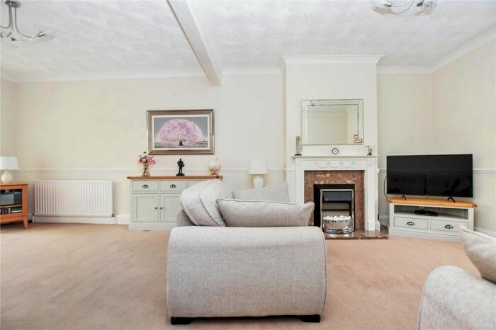 3 Bedroom Semi-Detached House To Rent In Barnehurst Road, Bexleyheath, DA7