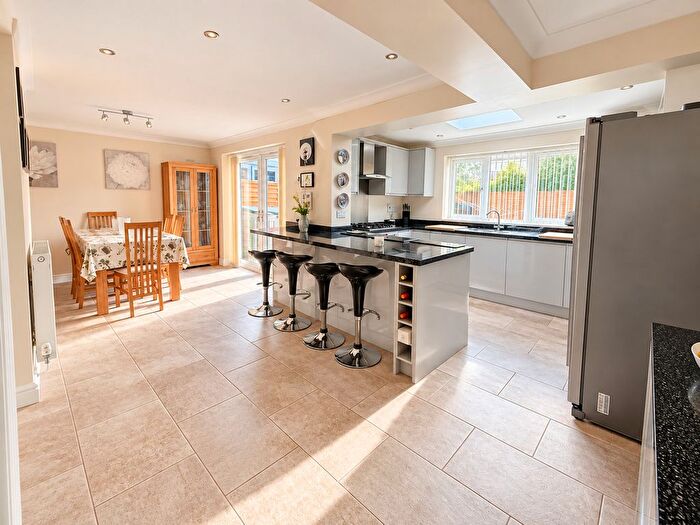 5 Bedroom Semi-Detached House For Sale In Thorne Road, Swindon, SN3