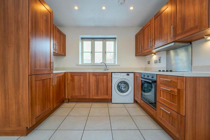 2 Bedroom Flat To Rent In Cross Close, Cirencester GL7