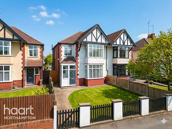 3 Bedroom Semi Detached House For Sale In Park Avenue North, Northampton, NN3