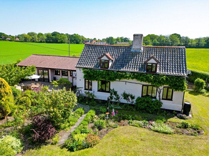 2 Bedroom Cottage For Sale In Lily Lane, Aldeby, NR34