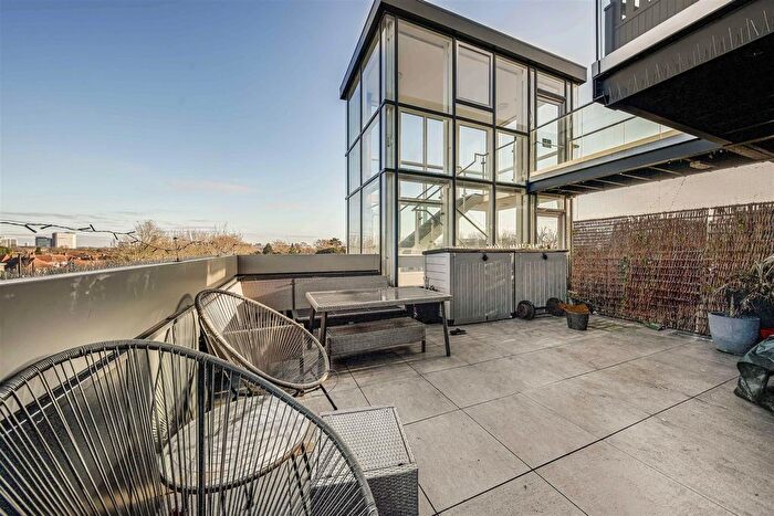 2 Bedroom Flat To Rent In London Road, Isleworth, TW7