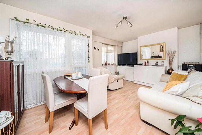 3 Bedroom Flat For Sale In Hamlets Way, Bow, E3