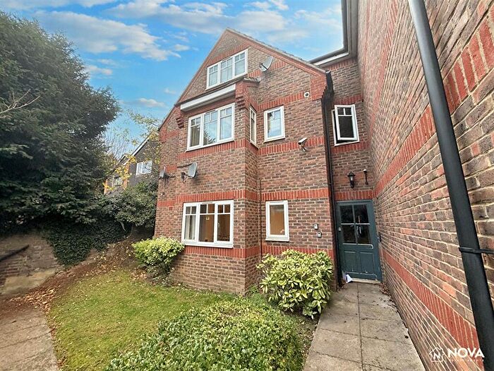 2 Bedroom Flat To Rent In Ivanhoe House, Farley Hill, Luton, LU1