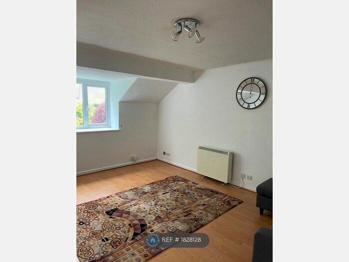 2 Bedroom Flat To Rent In Forest View, Cardiff, CF5