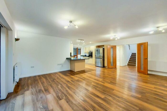 4 Bedroom Bungalow To Rent In Newlands Close, Edgware, HA8