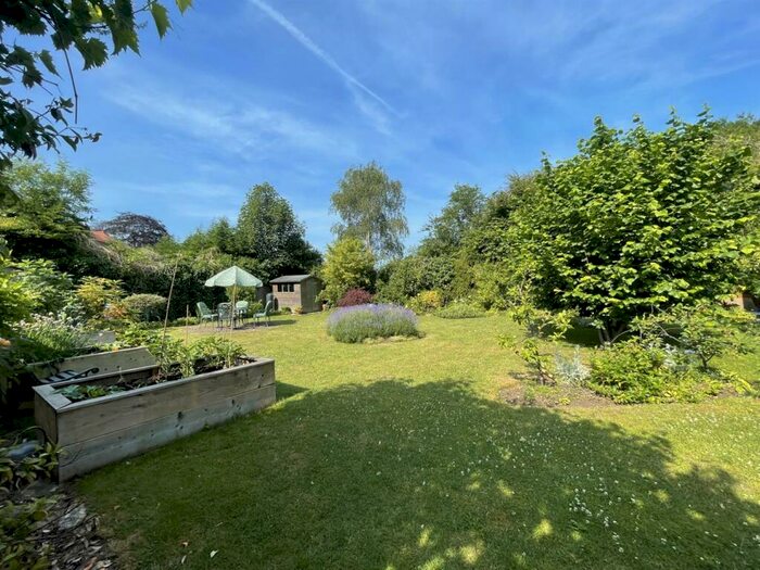 4 Bedroom Bungalow For Sale In Carisbrooke Road, Hucclecote, Gloucester