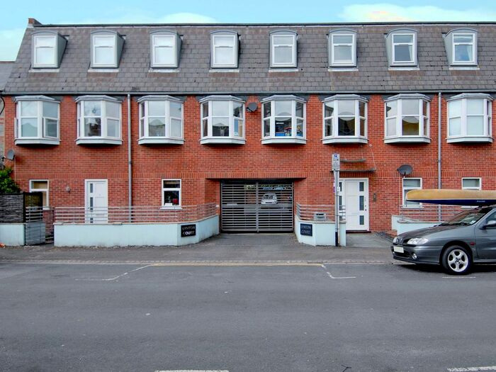 2 Bedroom Flat To Rent In Lynton Court, Lynmouth Road, Reading, RG1