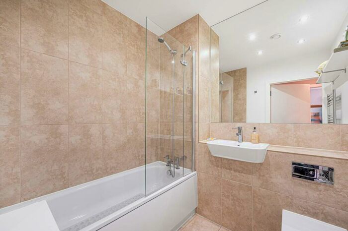 2 Bedroom Flat To Rent In Ebony Crescent, Barnet, EN4