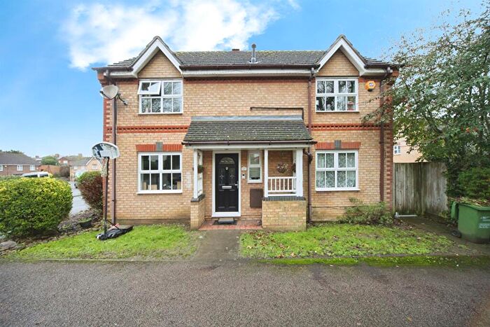 4 Bedroom Detached House For Sale In Willoughby Close, Dunstable, LU6