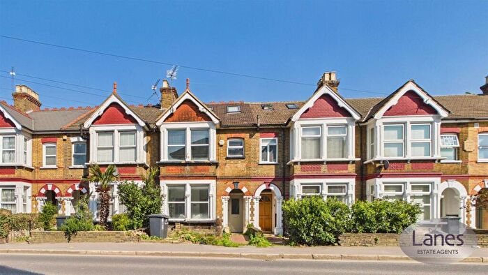 2 Bedroom Flat To Rent In Turners Hill, Cheshunt, EN8