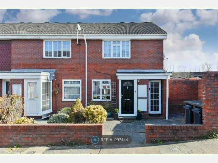 1 Bedroom Flat To Rent In Delaporte Close, Epsom KT17