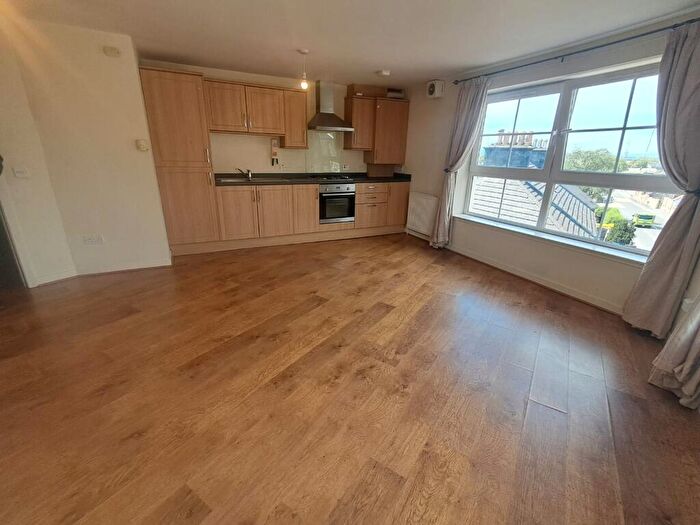 3 Bedroom Flat To Rent In Toll Road, Kincardine, Fife, FK10