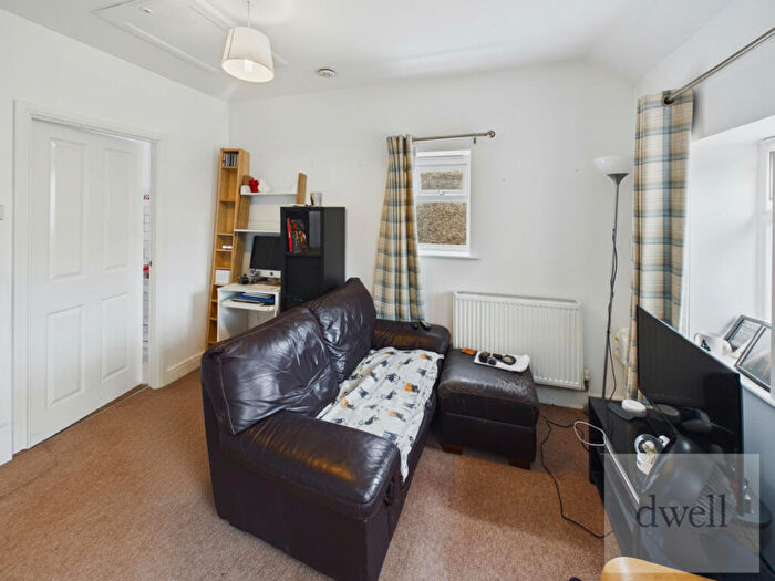 2 Bedroom Flat To Rent In New Road Side, Horsforth, Leeds, LS18