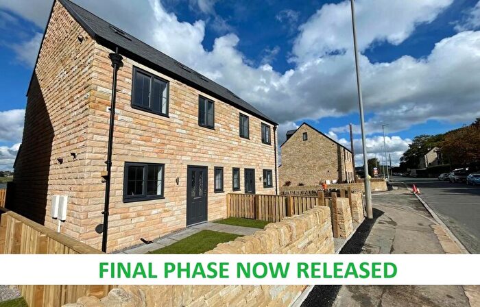 3 Bedroom Semi-Detached House For Sale In Woodland Court, Holmfirth, HD9