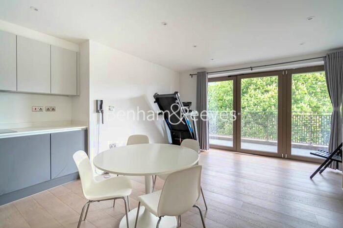 3 Bedroom Flat To Rent In Rotherhithe Street, Surrey Quays, SE16