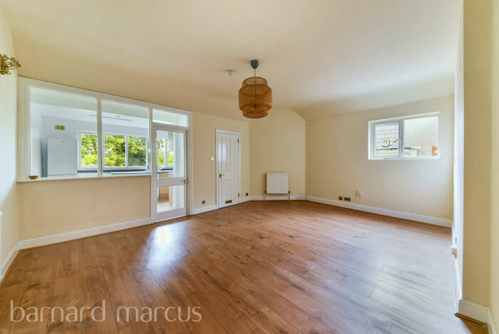 3 Bedroom Apartment To Rent In Kings Avenue, Muswell Hill, N10