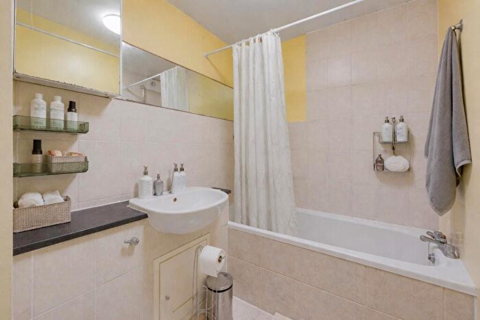 1 Bedroom Flat For Sale In Upton Close, London, NW2