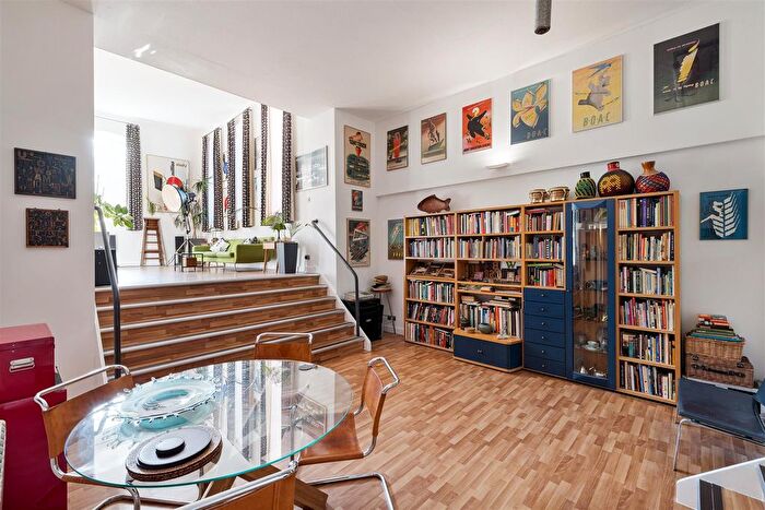 2 Bedroom Flat For Sale In Fairfield Road, Bow, E3