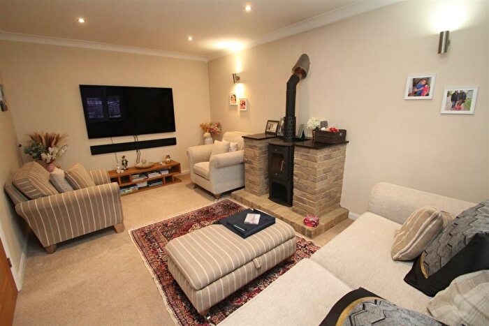 4 Bedroom Semi-Detached House To Rent In Seaton Road, Hemel Hempstead, HP3