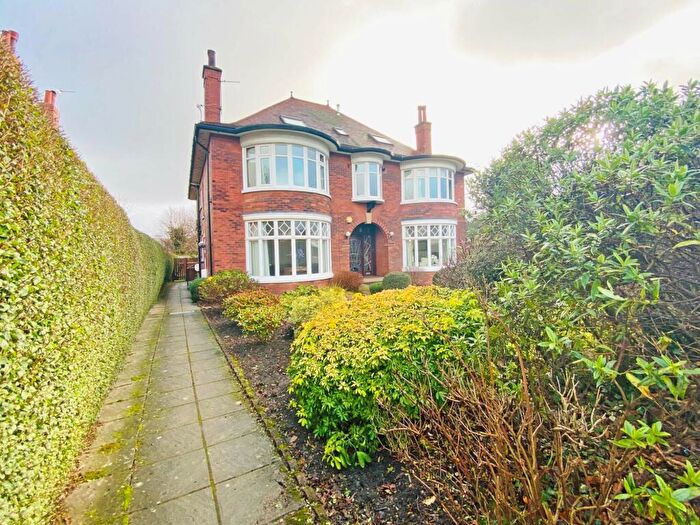 2 Bedroom Flat To Rent In Otley Road, Far Headingley, Leeds, LS16