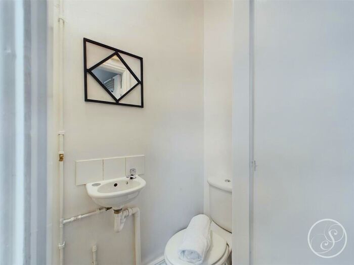 3 Bedroom Terraced House For Sale In Hillcrest View, LS7