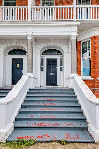 1 Bedroom Flat To Rent In Lewis Crescent, Cliftonville, Margate, Kent, CT9