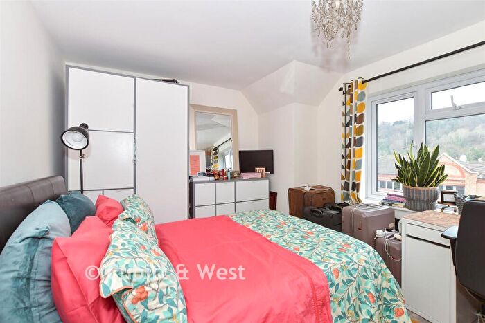 2 Bedroom Flat For Sale In Croydon Road, Caterham, Surrey, CR3