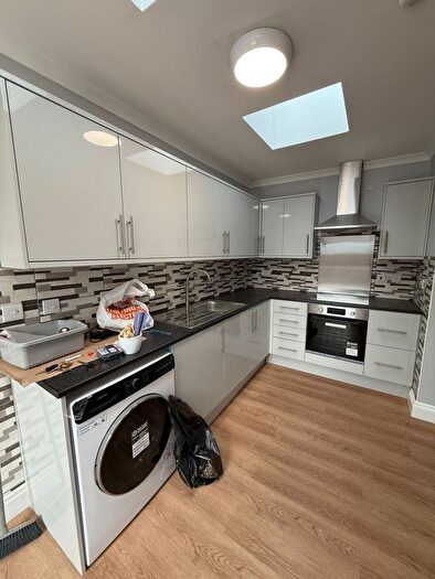 4 Bedroom Semi-Detached House To Rent In Welwyn Avenue, Feltham, TW14