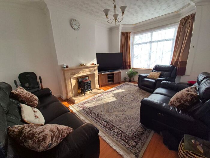 3 Bedroom Semi-Detached House To Rent In Covington Way, London, SW16