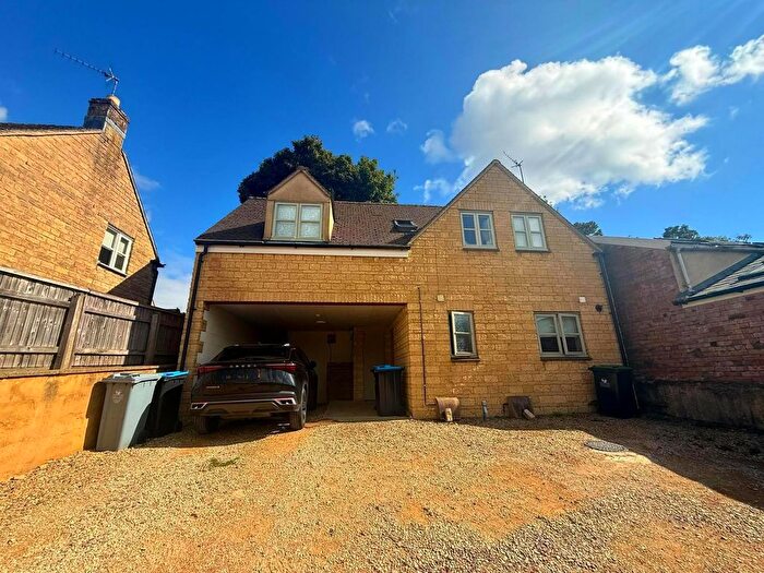 2 Bedroom Flat To Rent In Pear Tree Court, Chipping Norton, OX7