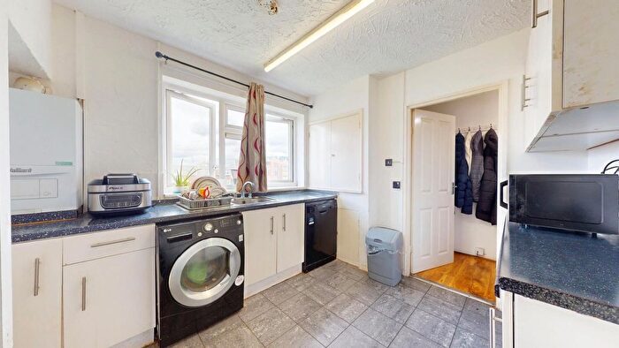 2 Bedroom Flat To Rent In Swift Close, Hayes, UB3