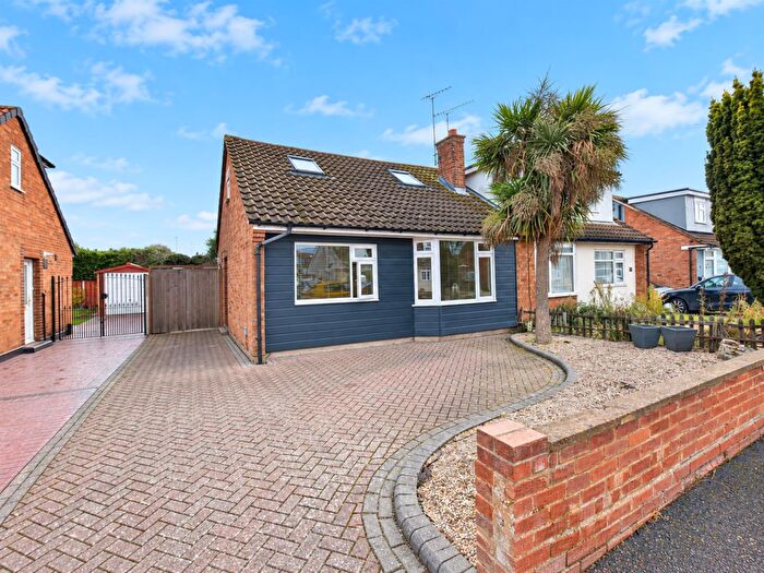 3 Bedroom Chalet For Sale In Nutcombe Crescent, Rochford, SS4