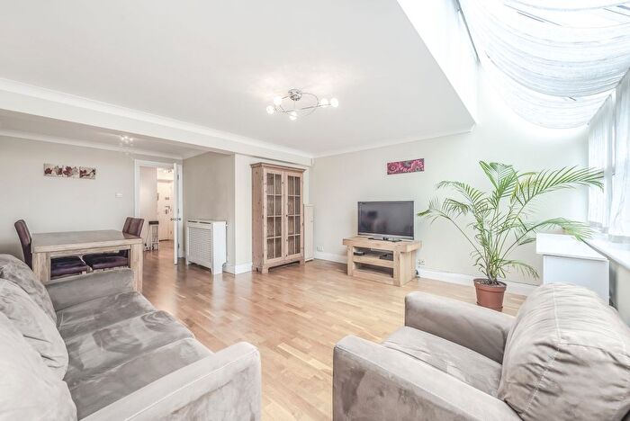 2 Bedroom Flat To Rent In Admiral Place, Surrey Quays, London, SE16
