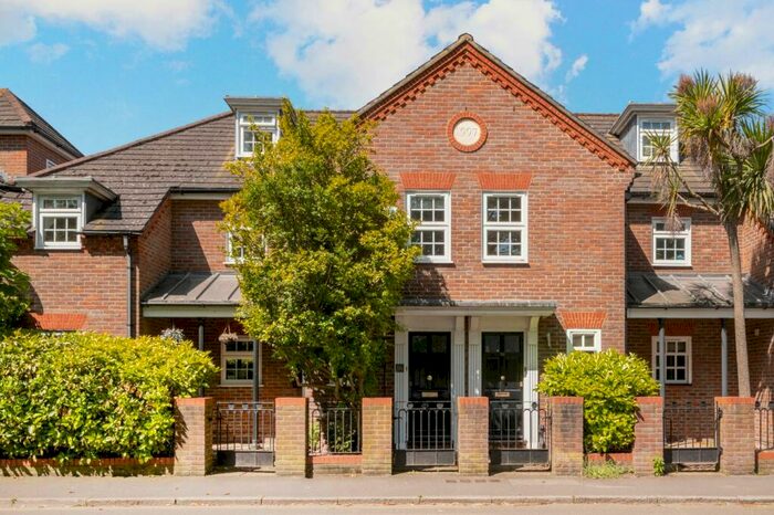 3 Bedroom Apartment To Rent In Thames Street, Weybridge, KT13
