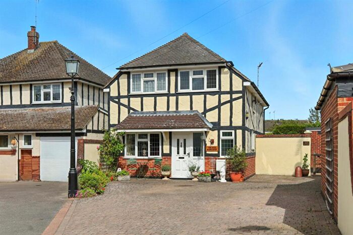 3 Bedroom Detached House For Sale In Moat Close, Doddinghurst, CM15