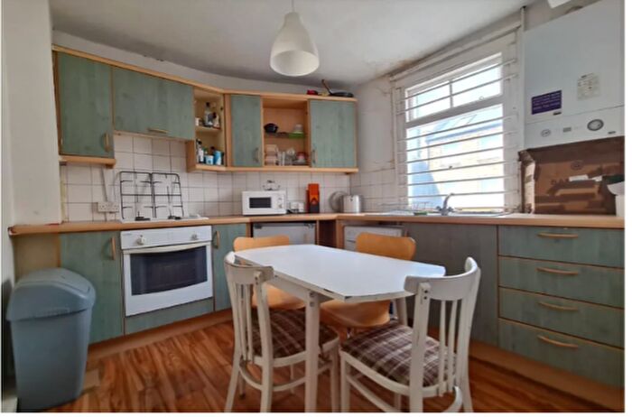 2 Bedroom Flat To Rent In Roman Road, London, E2