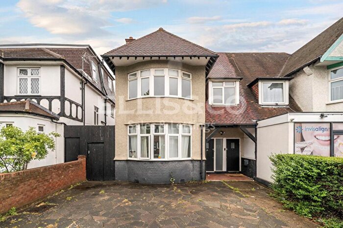 3 Bedroom Apartment For Sale In Millway, Mill Hill, London, NW7
