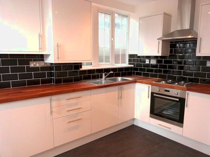 2 Bedroom Flat To Rent In Golders Way, London, NW11