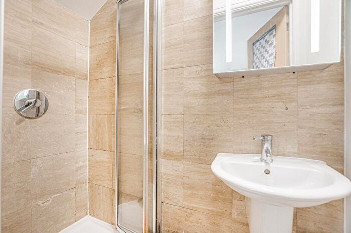 2 Bedroom Flat To Rent In St John's Road, Battersea, SW11