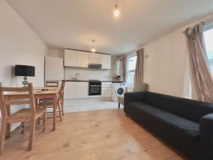 4 Bedroom Flat To Rent In Santley Street, SW4