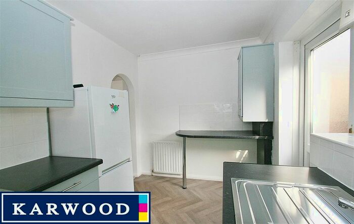 2 Bedroom Flat To Rent In Larch Crescent, Yeading, Hayes, UB4