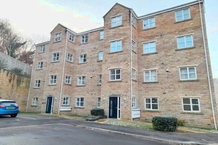 2 Bedroom Flat To Rent In Luddendenfoot, Halifax, HX2