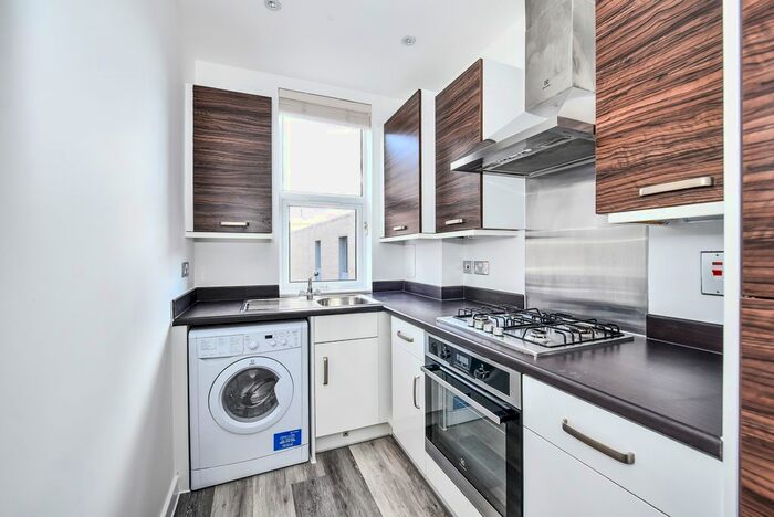 2 Bedroom Flat To Rent In Barmeston Road, London, SE6
