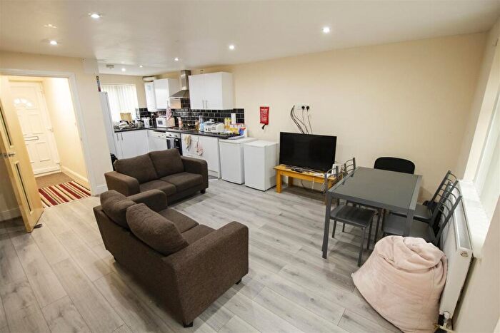 4 Bedroom House To Rent In Humphrey Middlemore Drive, Birmingham, West Midlands, B17