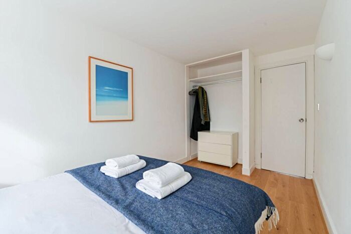 2 Bedroom Flat To Rent In Kingsbridge Court, Isle Of Dogs, London, E14