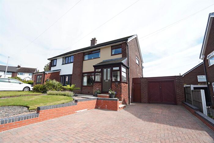 3 Bedroom Semi-Detached House For Sale In Norwich Close, Dukinfield, SK16