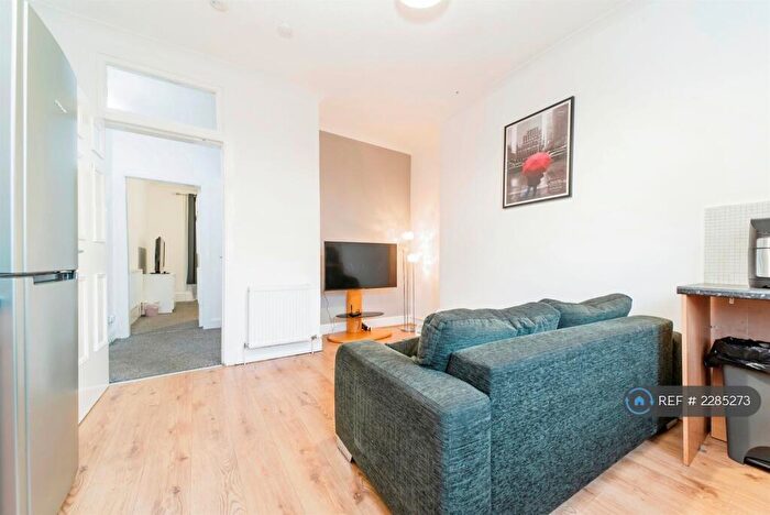 2 Bedroom Flat To Rent In Mcintyre Place, Paisley, PA2