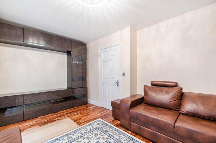 3 Bedroom Terraced House To Rent In Briary Court, Canning Town, London, E16