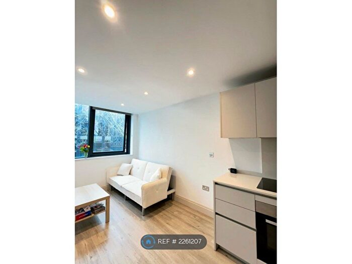 2 Bedroom Flat To Rent In Chiswick High Road, London, W4